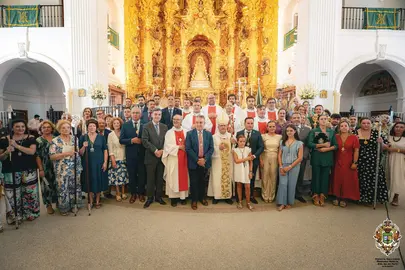 El alcalde de Almonte, en el centro, en el Santuario