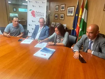Firma del acuerdo entre Caja Rural y la CR Palos