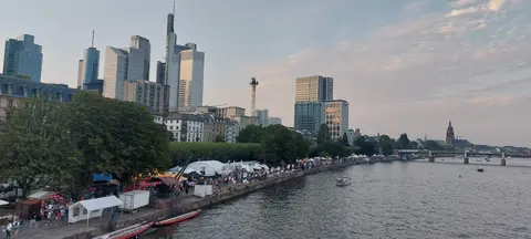 Panorámica de la Feria en Alemania a la orilla del Main