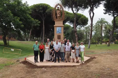 Autoridades locales, provinciales y de la hermandad, ante el monumento en La Rábida