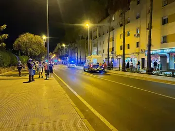 Momento de la evacuación de las dos mujeres de su casa