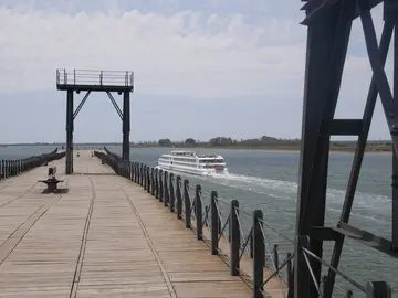 La Belle de Cadiz a su paso por el Muelle de la Cía de Riotinto