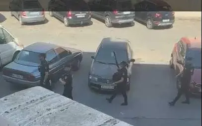 Agentes de la Policía Nacional toman posiciones en la barriada