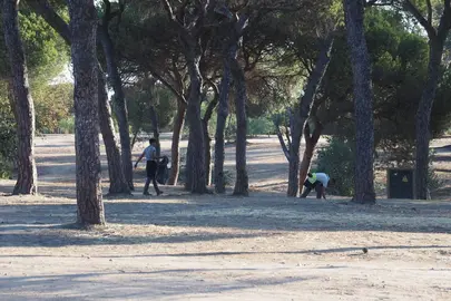 Operario municipales trabajando en La Rábida