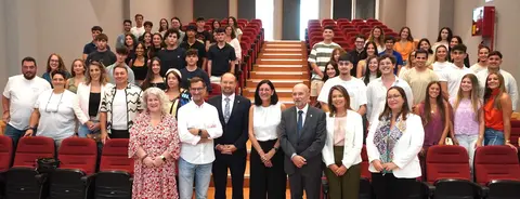 Primera promoción de aspirantes el título de Medicina de la UHU