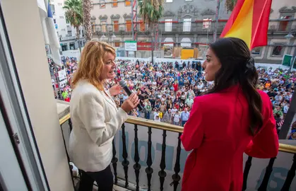 Carolina Marín junto a la alcaldesa