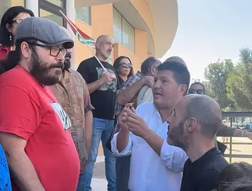 Toti, junto a integrantes de IU en la concentración de esta semana