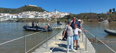Puente flotante entre Sanlúcar y Alcoutim montado para el Festival del Contrabando