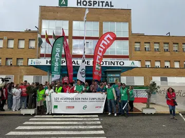 Concentración sindical esta mañana a las puertas del Hospital de Riotinto