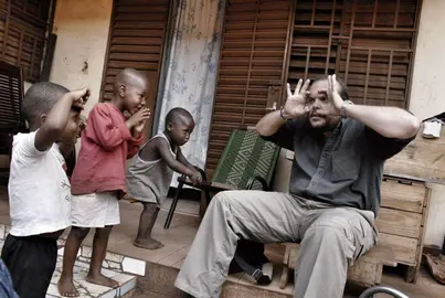 Luis de Vega, en uno de sus trabajos de reportero