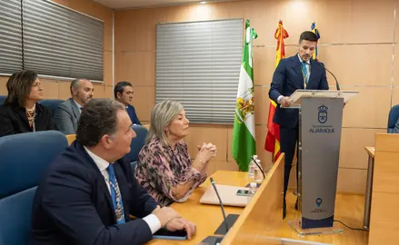Toma posesión Adrián Cano, que lee su discurso ante la atenta mirada de su predecesor, David Toscano, que seguirá como concejal