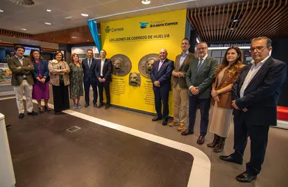 Foto de los históricos leones expuestos en Correos