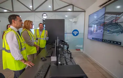 Visita ETAP Huelva Placas Solares, Peña explica a Pilar Miranda y Arias los detalles del proyecto