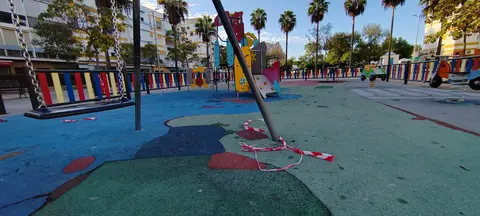 Parque Infantil Plaza Andévalo muy deteriorado