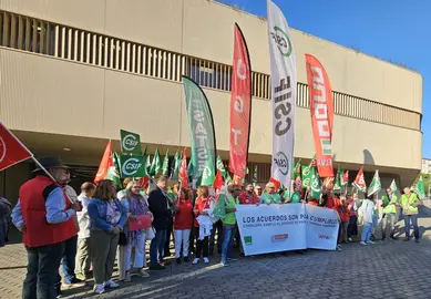 Protesta ante el centro de salud de Isla Chica