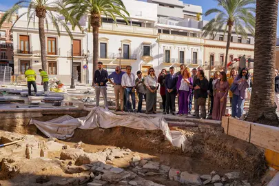 Observando los hallazgos arqueológicos de San Pedro junto a las escalinatas