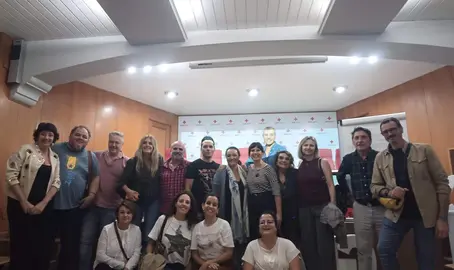 Foto de familia de participantes en el taller de Cruz Roja Musicoterapia en UCI