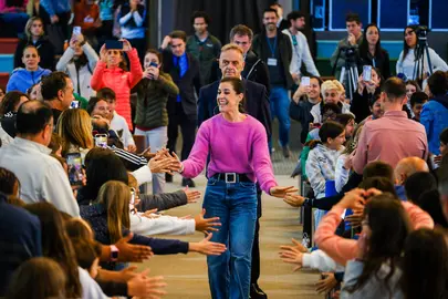 Carolina Marín, recibida como una gran campeona por el alumnado asturiano