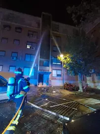 Efectivos de Bomberos apagan el fuego
