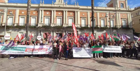 Concentración en Huelva anen la Plaza del Ayuntamiento por los retrasos en la Ley de Dependencia