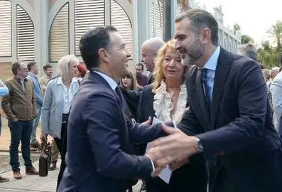 Pacheco saluda a Felipe Arias, en presencia de la alcaldesa Pilar Miranda