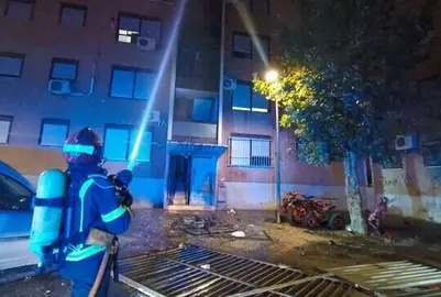 Un bombero apaga el anterior incendio en la plaza Violeta