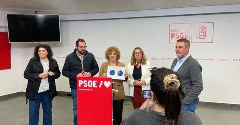 María Eugenia Limón y otros integrantes del PSOE