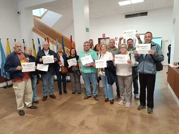 Vecinos de Valdelamusa e la entrada de la Diputación esta mañana