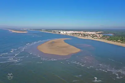 Frente de playa en El Portil con un enorme banco de arena formado en la punta de la Flecha