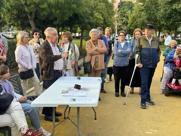 Recogida de firmas y asamblea vecinal en Isla Chica