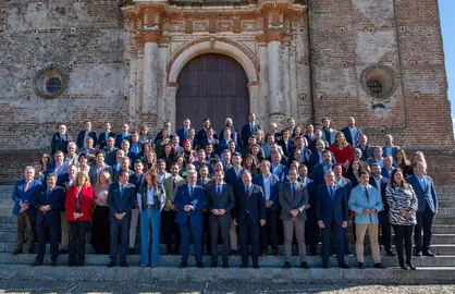 Consejo de Alcaldías, foto de familia ante el Monumento, en Castaño del Robledo