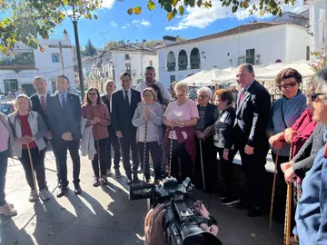 El presidente andaluz, acompañado por el presidente de la Diputación de Huelva, David Toscano, en Fuenteheridos