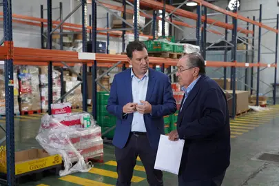 Santana y Díaz Cabrera, en las instalaciones, casi vacías, del Banco de Alimentos de Huelva