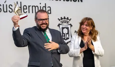 Luis de Vega recoge el Premio de la mano de Aurora Smet, presidenta de la Asociación de la Prensa