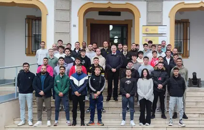 Foto de familia del alumnado de los Cuerpos de Defensa en su despedida