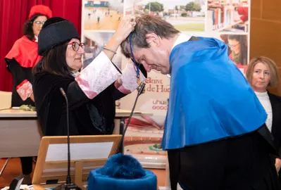 Peña impone el símbolo universitario