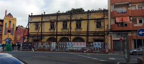 Fachada apuntalada del antiguo mercado de La Merced