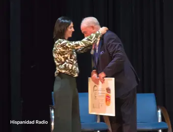La alcaldesa de Tharsis impone la medalla de la ciudad a Isabelo Ramirez