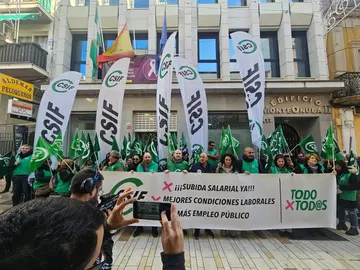 Protesta laboral liderada por CSIF ante la subdelegación del Gobierno
