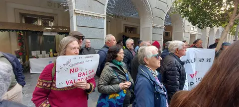 Vecinos de Valdelamusa a las puertas de la Diputación