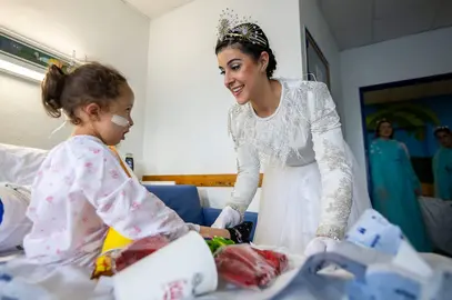 La Estrella, Carolina Marín, en la visita a los nin@s junto a sus majestades