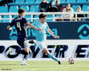 Ruben Serrano, del Recre, tapa un ataque del Ibiza.