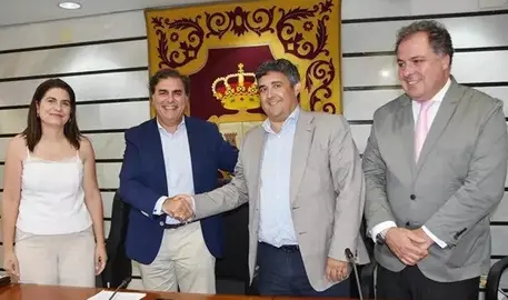 Hernández Cansino al recibir la Residencia de manos del delegado de la Junta