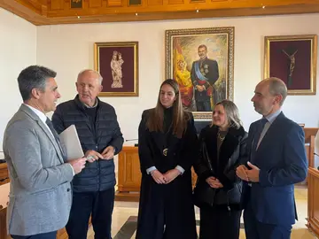 250117. Miembros de la Corporación municipal de Palos de la Frontera con directivos de Caja Rural del Sur