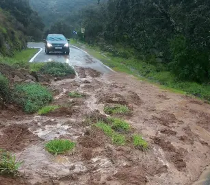 Carretera cortada por desprendimientos y escorrentías