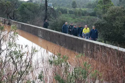 Autoridades sobre el dique agrietado