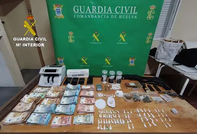 Alijo, armas y dinero incautado por la Guardia Civil