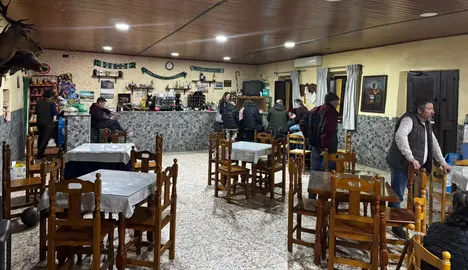 Vecinos de Cuena de la Mora a las 20.00 horas de este viernes en el Bar Montero, la normalidad vuelve al pueblo evacuado