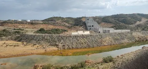 Estado de la obra de Alcolea, donde se puede apreciar el color del agua afectada por drenaje ácido de minas