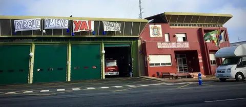 Pancartas colgadas por los bomberos de Huelva en el parque